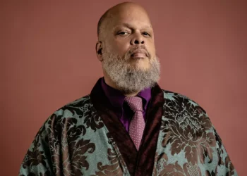 Ed Motta diz ser mais criticado que Maria Bethânia quando dá piti no palco