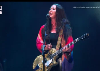 Alanis Morissette celebra carreira em show poderoso no Lollapalooza 2025