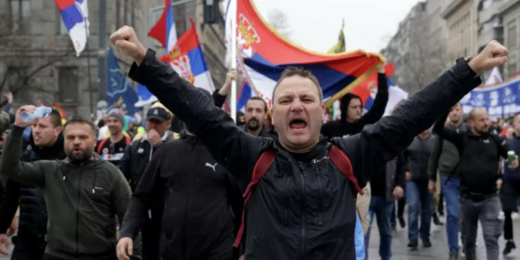 Manifestação anticorrupção em Belgrado junta mais de 100 mil pessoas