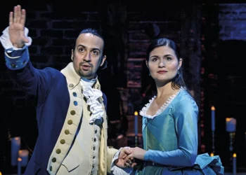 O musical de sucesso que desafia política de Trump com estridência