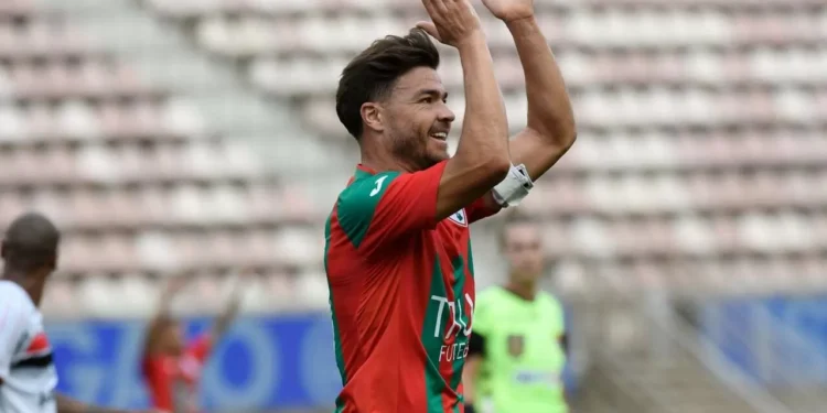 Cristiano explica decisão de renovar com a Portuguesa