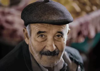 Você sabia que idosos podem ter um cheiro diferente? Entenda o porquê