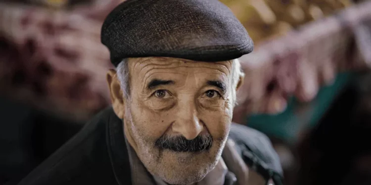 Você sabia que idosos podem ter um cheiro diferente? Entenda o porquê