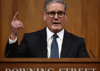 Starmer e Trump negoceiam acordo económico entre os dois países