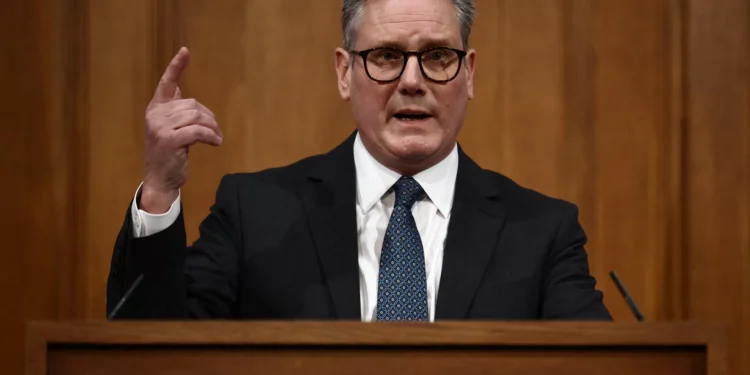 Starmer e Trump negoceiam acordo económico entre os dois países