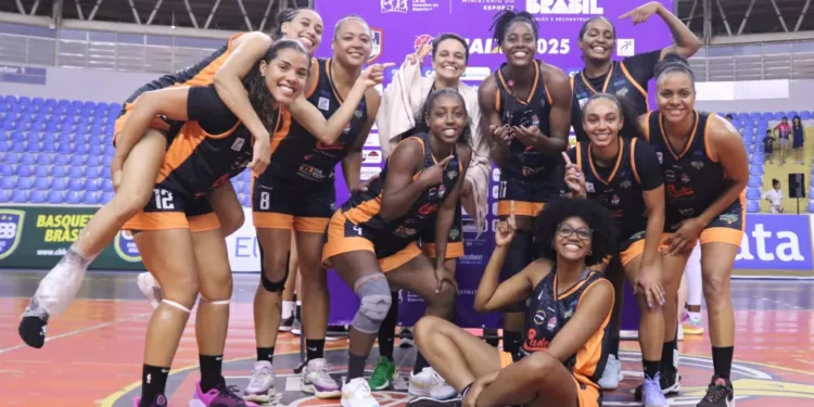 Maria Carolina faz duplo-duplo e Ourinhos bate Blumenau na LBF