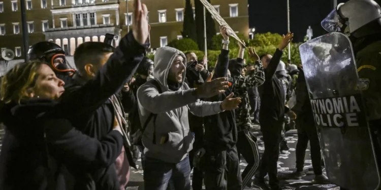 Protestos na Grécia pedem responsabilidade política por desastre ferroviário