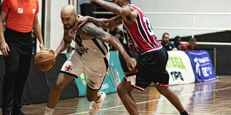 Marquinhos supera marca e Vasco vence São Paulo pelo NBB