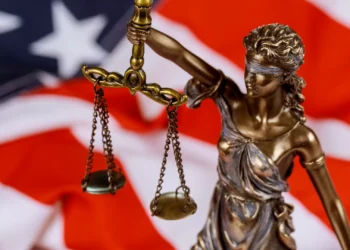 Estudante detido nos EUA não pode ser deportado até ordem do tribunal