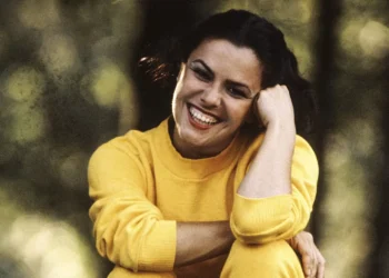 Skatista brasileiro cria nova manobra e batiza com nome de Elis Regina