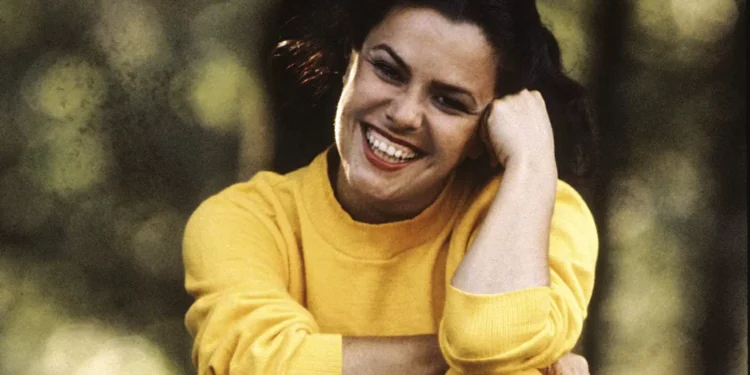 Skatista brasileiro cria nova manobra e batiza com nome de Elis Regina