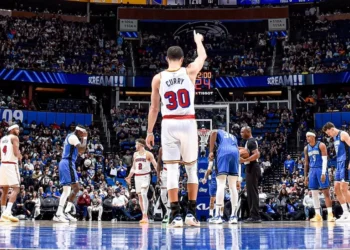 Curry tem noite mágica em virada do Warriors contra o Magic