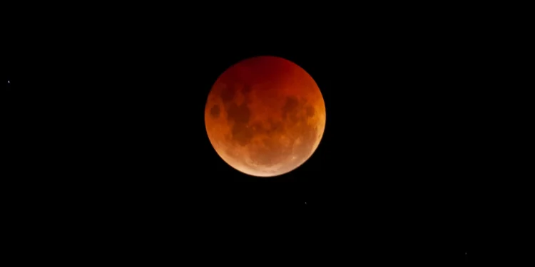 Lua de Sangue poderá ser vista nesta sexta-feira, 14, durante eclipse lunar total