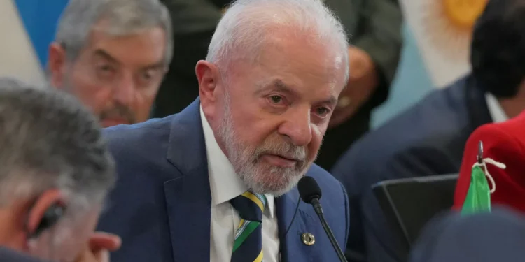 Interrompe discurso de Lula para cobrar promessa de 2009 não cumprida