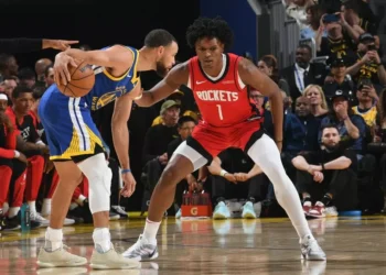 Em partida atípica de Curry, Warriors perdem para Rockets