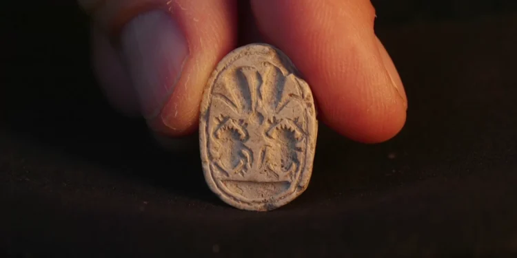 Criança encontra amuleto egípcio de 3.800 anos durante passeio em família