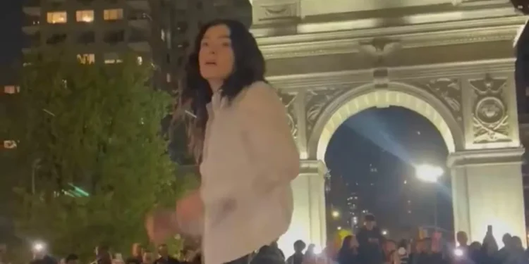 ‘Barrada’ pela polícia, Lorde estreia nova música em parque de Nova York