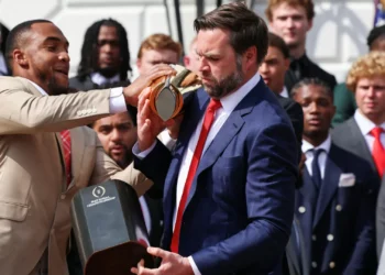 Vance parte troféu em cerimónia na Casa Branca e momento já é viral