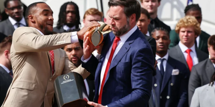 Vance parte troféu em cerimónia na Casa Branca e momento já é viral