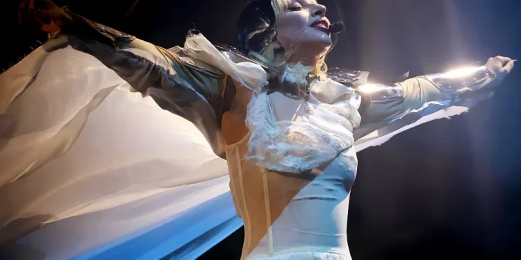 Ela está entre nós: Lady Gaga desembarca no Rio para show em Copacabana