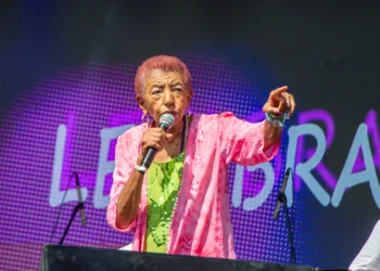 O estado de saúde de Leci Brandão após deixar hospital por pico de pressão