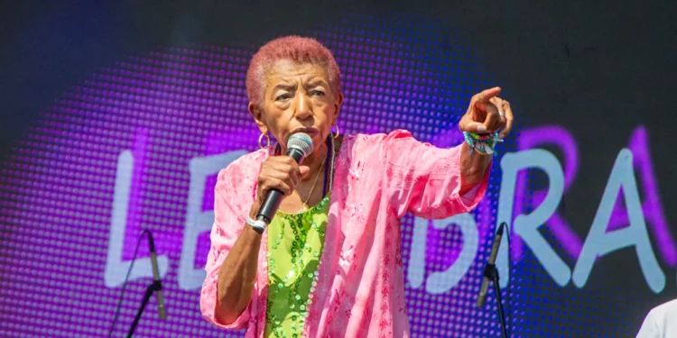 O estado de saúde de Leci Brandão após deixar hospital por pico de pressão