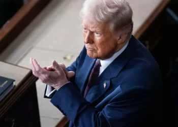 Juíza impede governo Trump de revogar autorização a milhares de migrantes