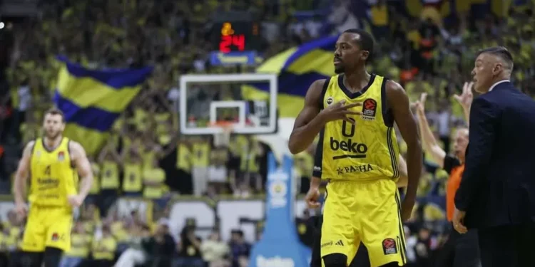 Paris, de Tiago Splitter, perde o jogo de abertura dos playoffs