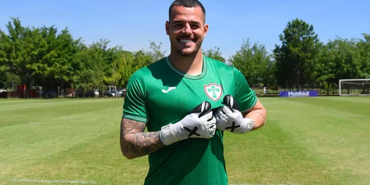 João Paulo fala em ‘dor de cabeça’ para o treinador na disputa entre goleiros da Lusa