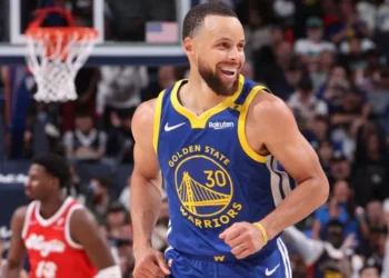 Stephen Curry faz 52 pontos e Warriors vence o Grizzlies
