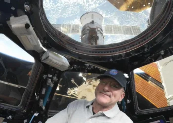 Astronauta mais velho da NASA diz que passou mal após viagem ao espaço