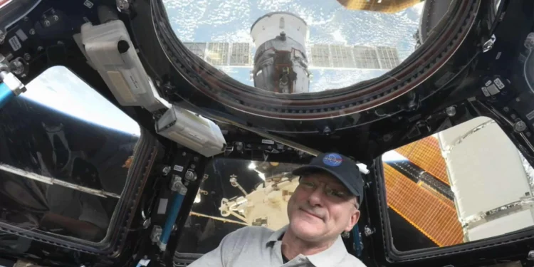 Astronauta mais velho da NASA diz que passou mal após viagem ao espaço