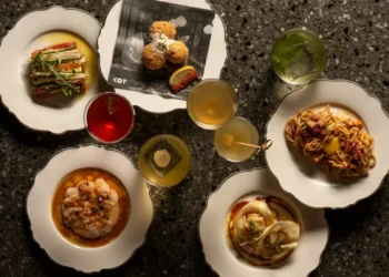 Coquetelaria, gastronomia e música: experiência propõe imersão nos bares de audição japoneses