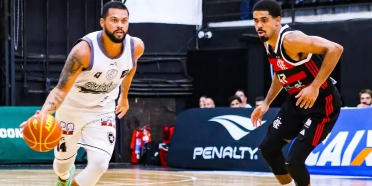 Flamengo leva susto, mas vence clássico de virada