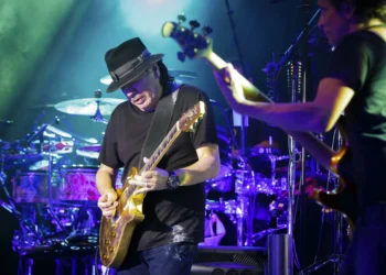 Carlos Santana é levado às pressas para hospital após desmaiar em show