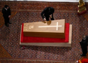 Vaticano divulga imagens do fecho da urna do Papa Francisco