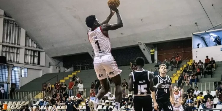Flamengo vence o Corinthians no fim e abre 2 a 1 na série
