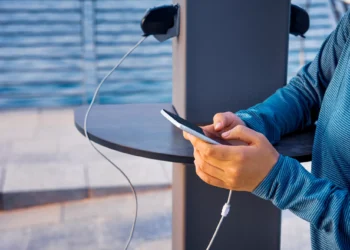 Conheça o golpe que rouba dados e fotos em tomadas públicas