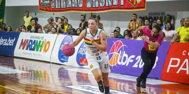 Gabi Guimarães brilha e Sampaio atropela Maringá fora de casa