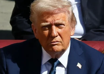 Trump assina ordem para baixar preços dos medicamentos entre 30% e 80%