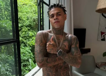 ‘Quem decide o que é apologia ao crime?’: MC Cabelinho reage à prisão de Poze