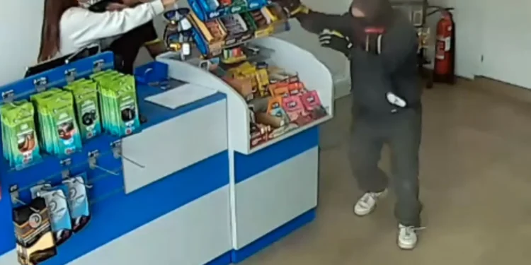 Tenta assaltar gasolineira em Espanha e é ‘tramado’ por gás pimenta. Veja