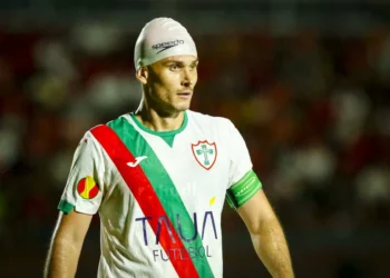 Zagueiro Robson passa por artroscopia no joelho e inicia fisioterapia