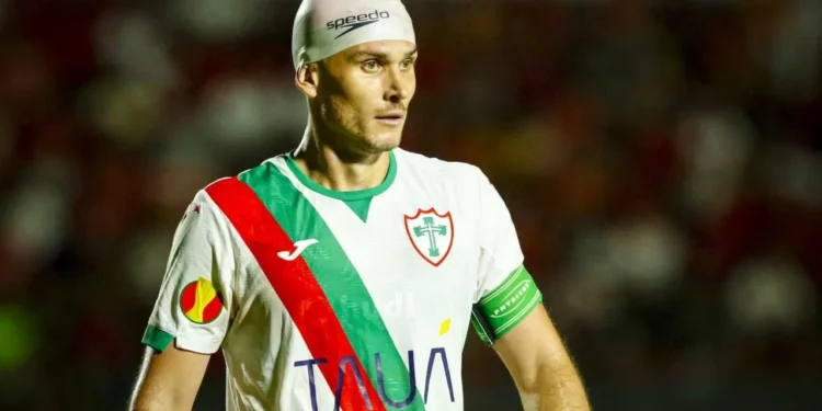 Zagueiro Robson passa por artroscopia no joelho e inicia fisioterapia