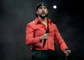 Bad Bunny, fenômeno da música latina, confirma primeiro show no Brasil