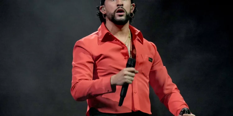 Bad Bunny, fenômeno da música latina, confirma primeiro show no Brasil