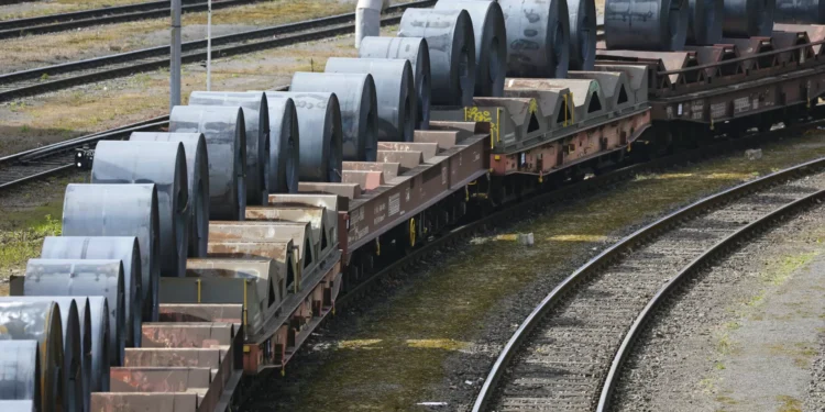 Trump anuncia aumento de 25% para 50% das tarifas sobre o aço