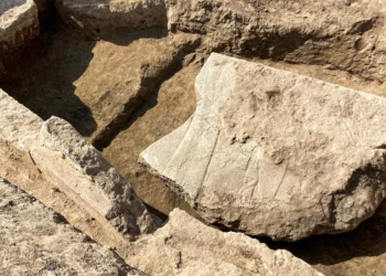 Relevo com deuses da Mesopotâmia é descoberto em palácio milenar no Iraque