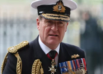 Chefe da Marinha britânica demite-se por alegada relação com colega