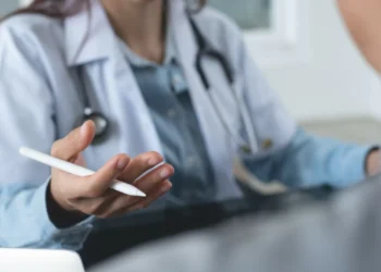 Idosa de 96 anos escreve anúncio em jornal à procura de médico de família